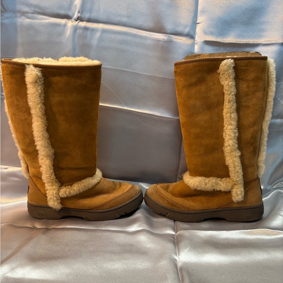 UGG Shoes - UGG Brown Winter Boots with Cream Fur